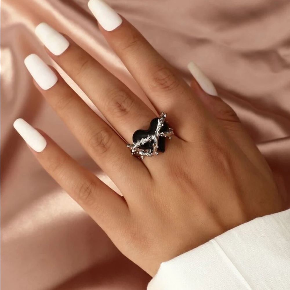 Black decor stone heart ring with silver vine